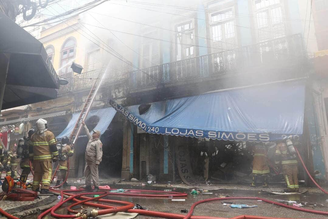 incendio consome loja no centro do rio  scaled